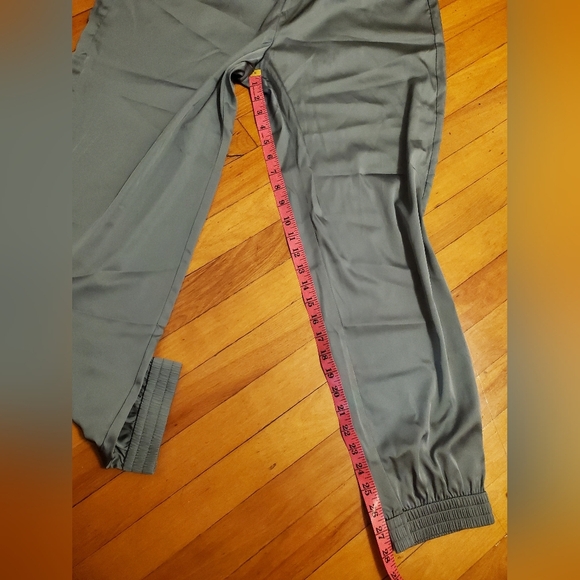 GUESS high rise satin jogger. Elastic waistband and cuffs. Green sage. Size L. - Picture 12 of 12